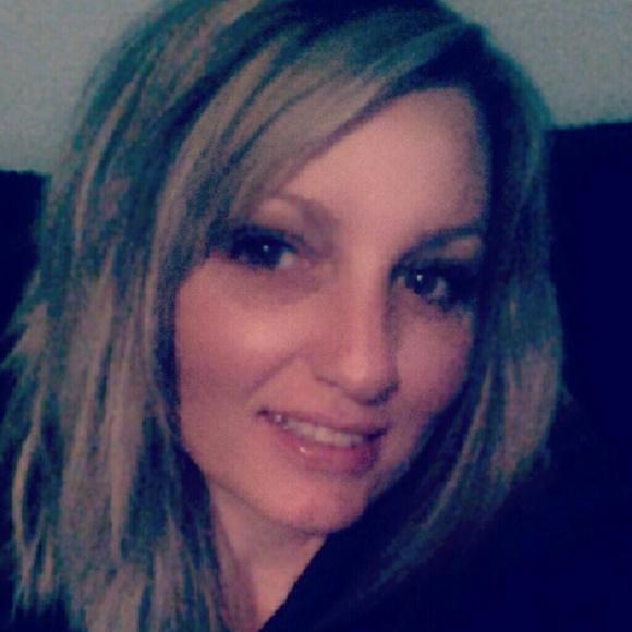 Meet your Posher, Danielle - Picture 2 of 2